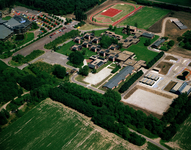 835171 Luchtfoto van de Politieschool De Boskamp (Appelweg 1) te Leusden.